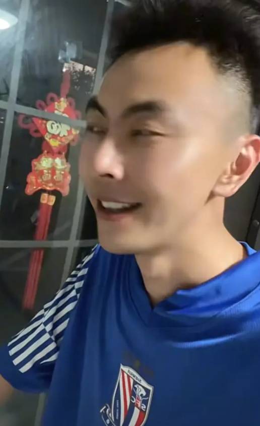 上海海港知名球迷邱少今天非常开心，他特意穿了一件上海申花的球衣。因为本轮上海海港