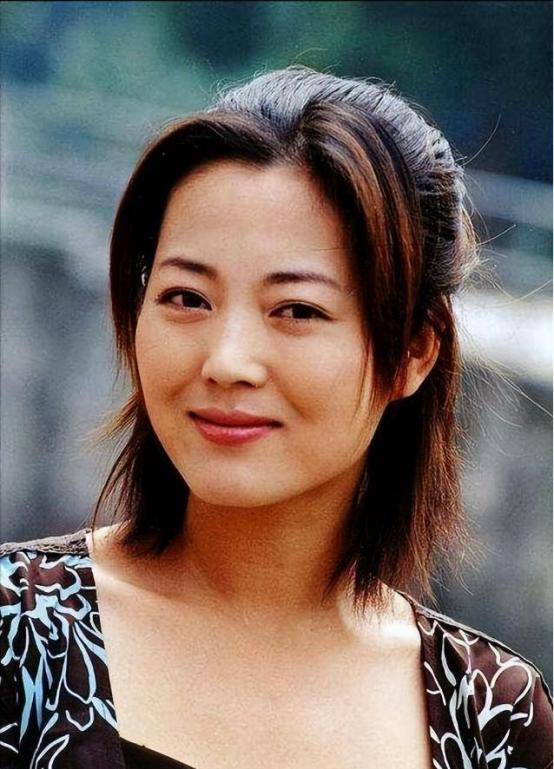 2003年，王茜华与丈夫周京宴请宾客后，周京公开要求AA制分账，让她在众人面前难