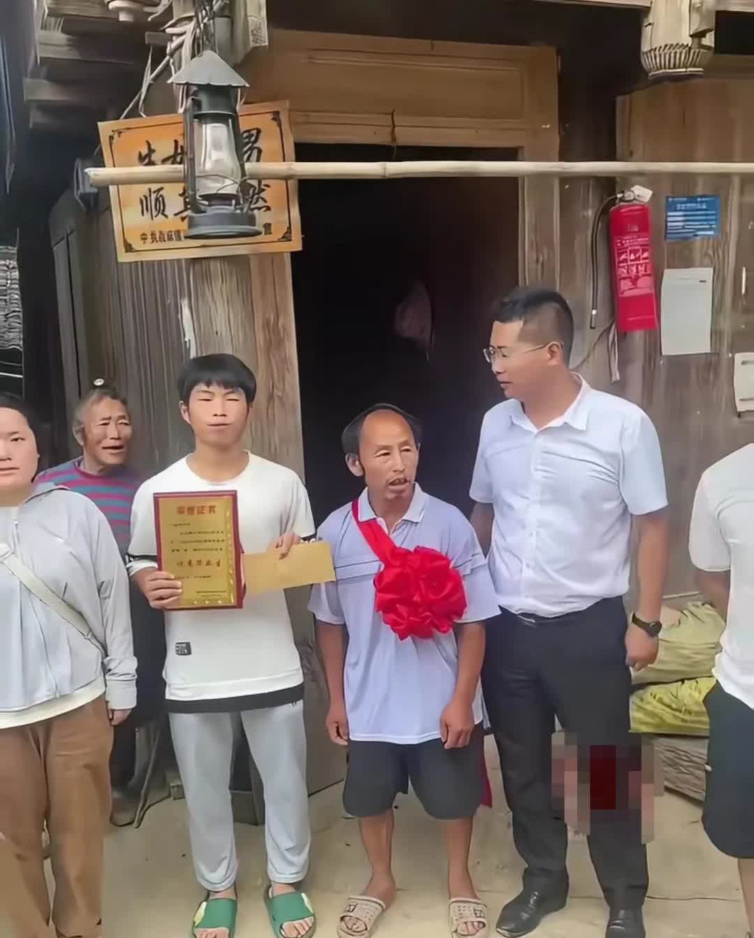 这才是真正的寒门出贵子，这位农村出生的贫困孩子被清华大学录取了，他是整个村的骄傲