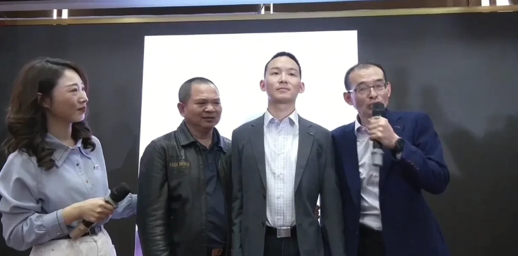 谢浩男今天在团圆宴露脸了，戴口罩以为像谢爸，今天看到发现太像妈妈了，简直和妈妈一