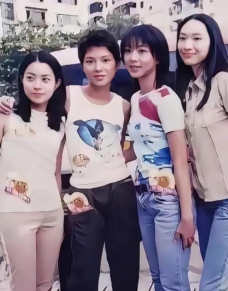 最近翻到一张老照片，瞬间就被吸引住了！这是一张90年代四位女演员的合影，虽然画质
