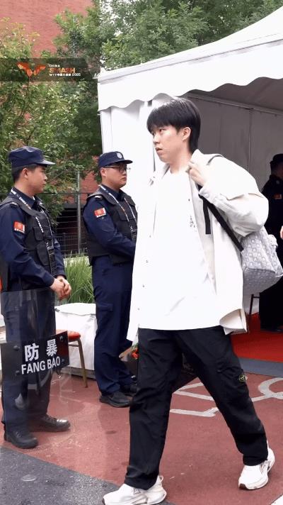 王楚钦刚到北京大满贯就又洋相啦！
头哥的一天一个洋相还真的一天也不落下！今天刚到