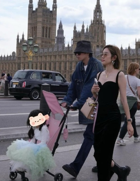 张若昀带妻女做手工，唐艺昕穿搭引热议，一家温馨超吸睛。