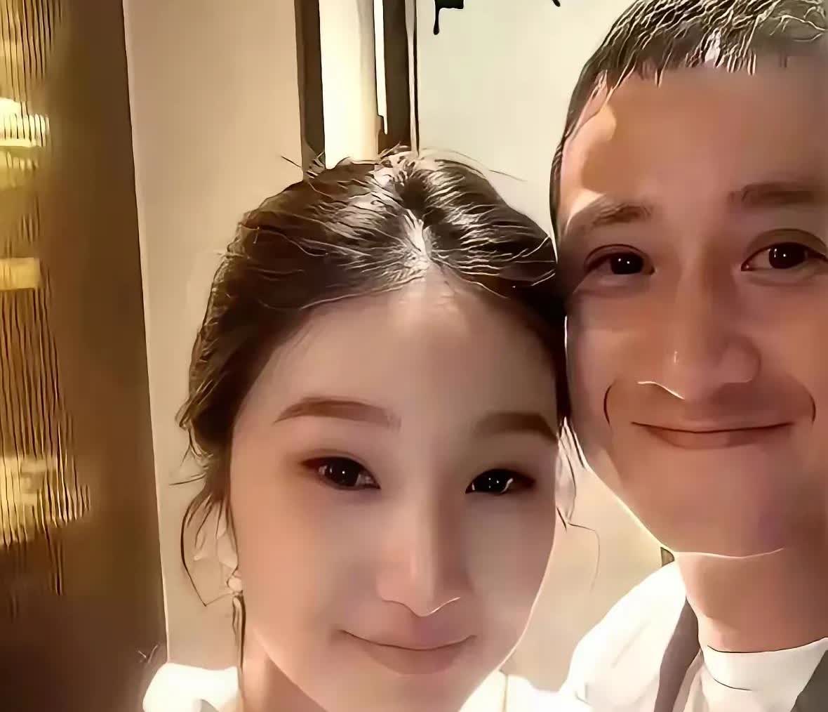 文章与马伊琍的大女儿文爱马，脸上好像一点母亲的影子也没有，也不太像父亲。
马伊