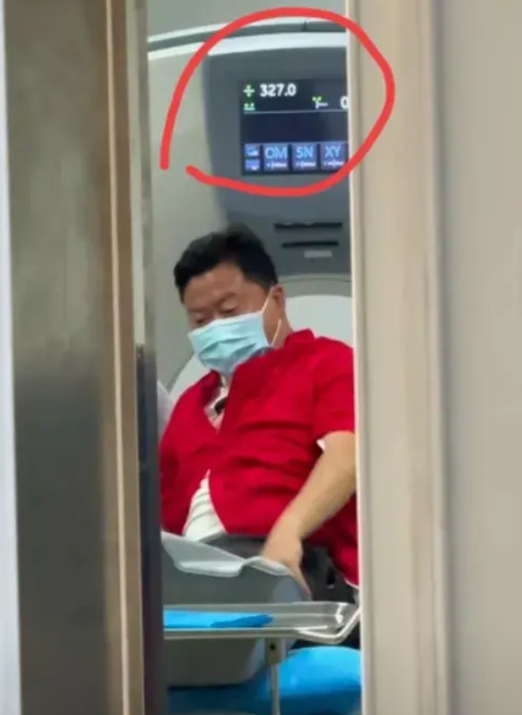 一觉睡醒，
“卤鹅哥”出问题了。
在参加活动直播过程中，“卤鹅哥”表示自己心脏不