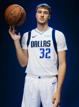 弗拉格三分不准个他的投篮姿势有很大问题。
他现在三分主要是一段式，但对于他这种大