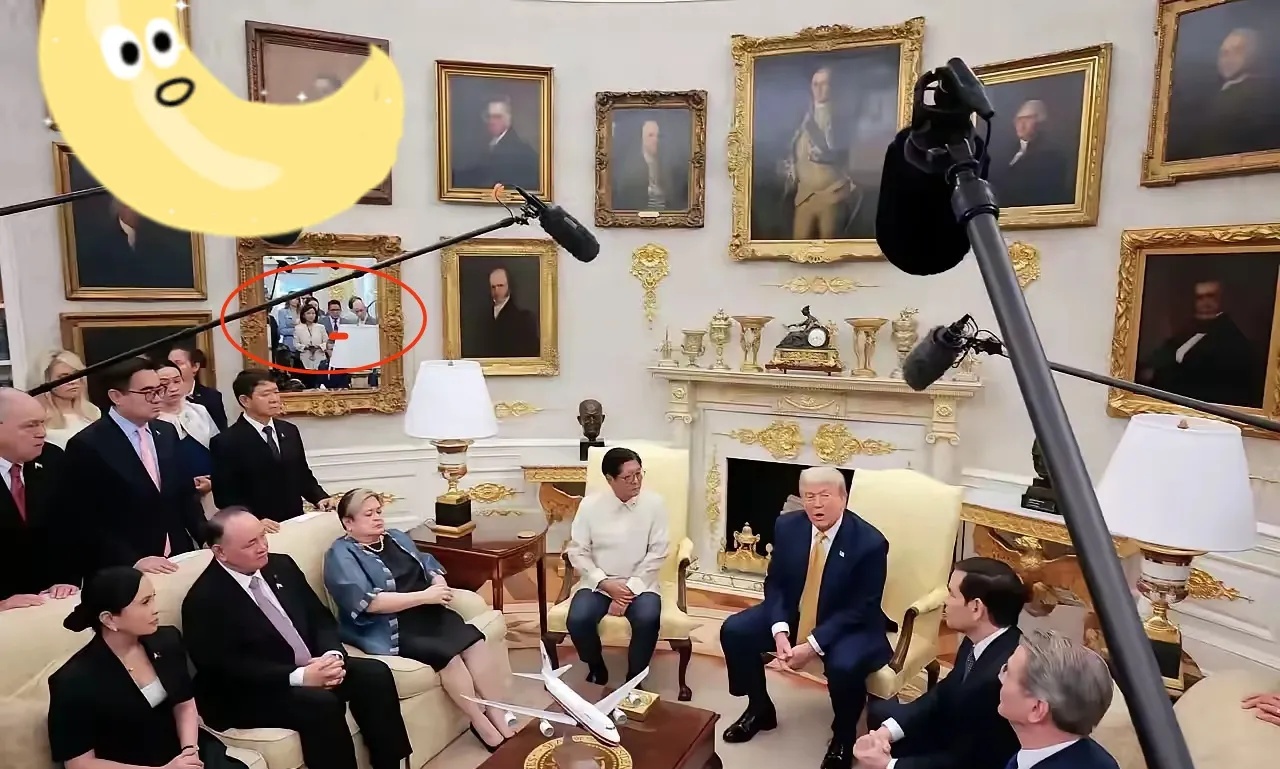 突然在白宫会客厅看到很困惑的一幕。



特朗普接见菲律宾总统小马科斯的画面中，