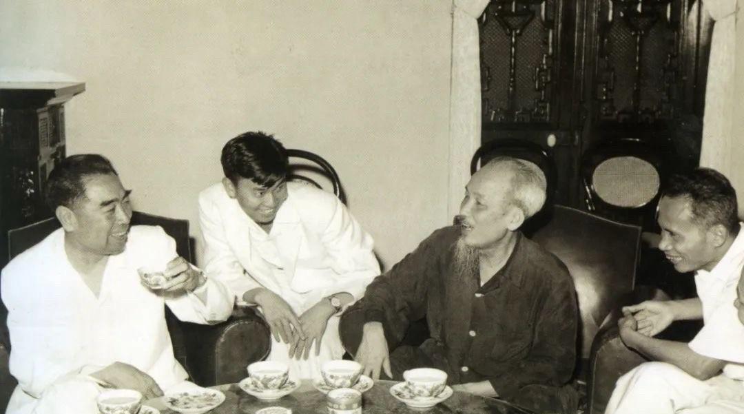 1960年5月13日，中午，周恩来总理在中国驻越南大使馆举行宴会，答谢以胡志明主