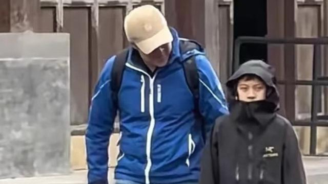 霍启刚陪儿子参观军营，冒雨等待不走特殊通道，霍中曦正脸像爷爷