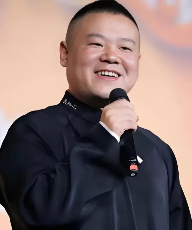 现在全网最慌的就是岳云鹏了吧！
不是因为小沈阳演唱会开完火出圈，
也不是他的嘉宾