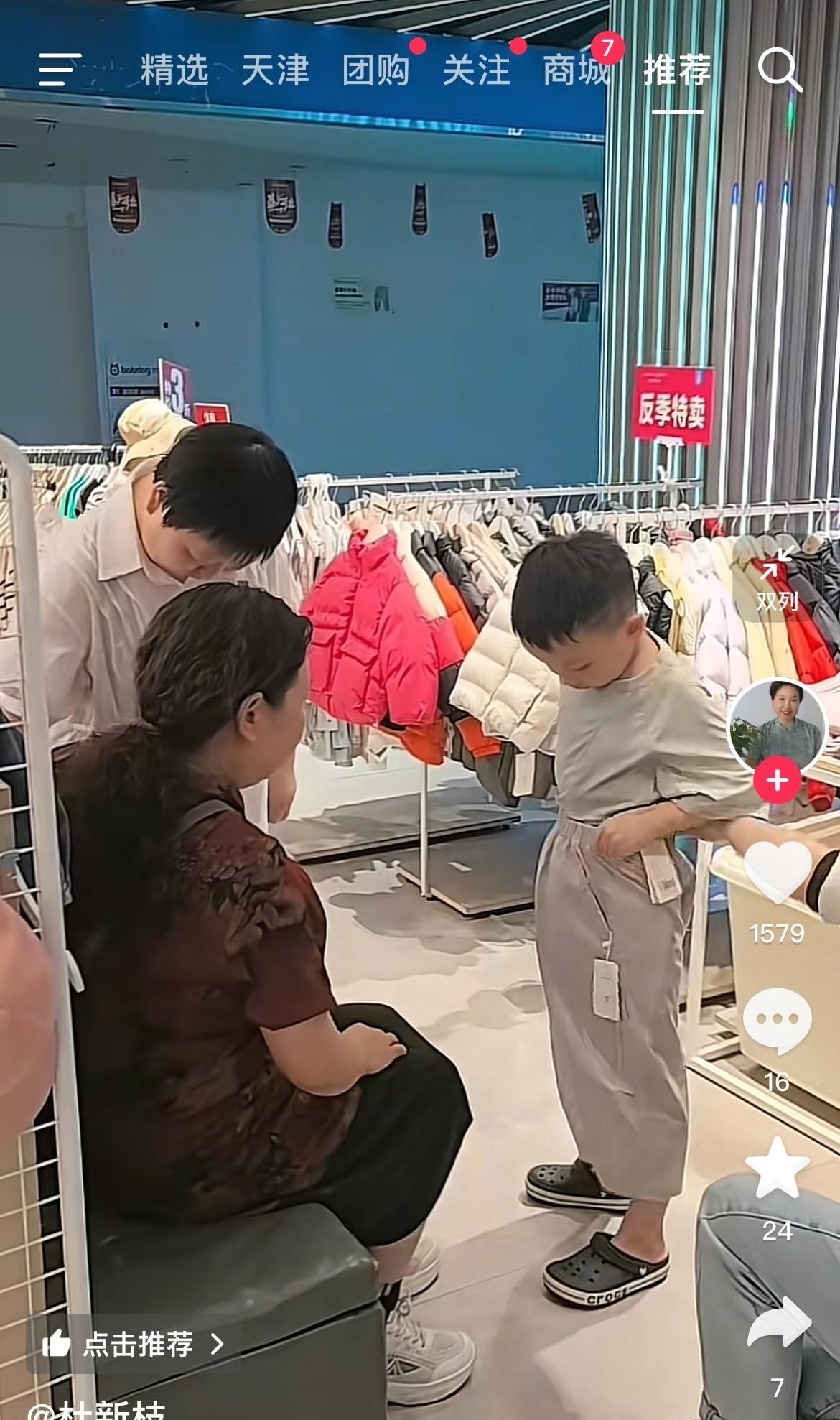 孙子到河南了，老杜这每天开心的每日一发
又是买新衣服，又是下饭店吃饭，乐此不疲。