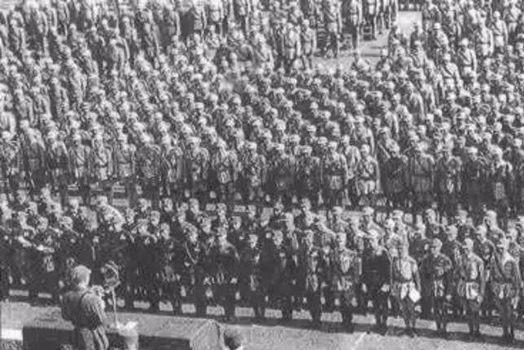 1944年，突破松山战役的日军伏击了我们的一支车队。当他们扒光死者的衣服，准备逃