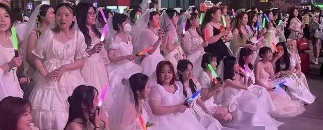 王源演唱会结束之后，婚纱商家被搞崩溃了，大量的粉丝退货甚至仅退款。
王源演唱会，