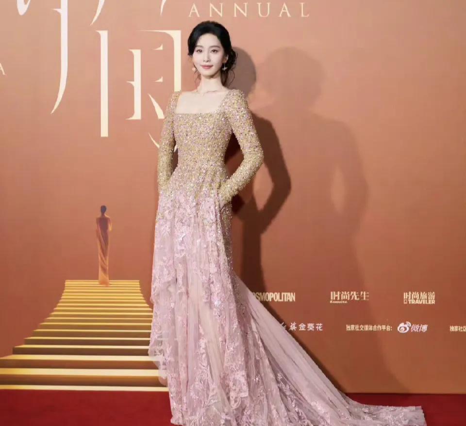 时尚COSMO盛典红毯就是一群草台班子，连走个红毯的事都办不好。原本的出场顺序是