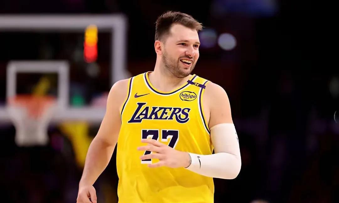 #nba# 东契奇的荣耀啊，球衣销量超越詹姆斯库里了。
不得不说，湖人果然是大球