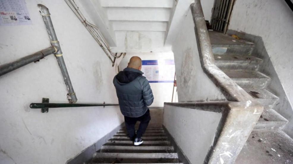 女子花320万买学区房，深夜总被敲水管！楼下大爷冷笑：我故意的