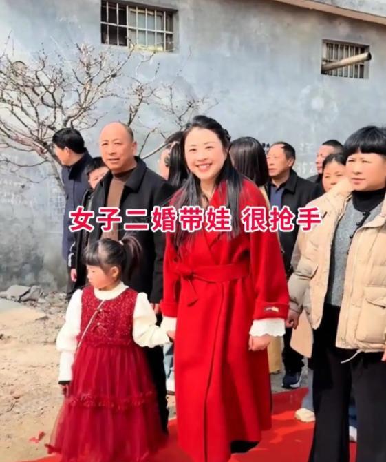 现在找对象是越来越难了，33岁小伙花十八万八，找了个二婚带娃的女子，小伙激动的流