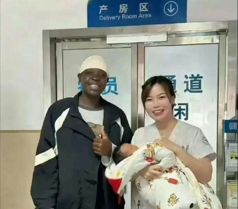 这个是绝对不可能的，任何种族都不可能改变这种黑肤色，除非这个孩子不是亲生的。这个