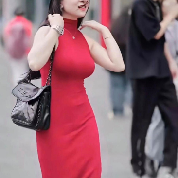 红色紧身裙尽显性感韵味！！！