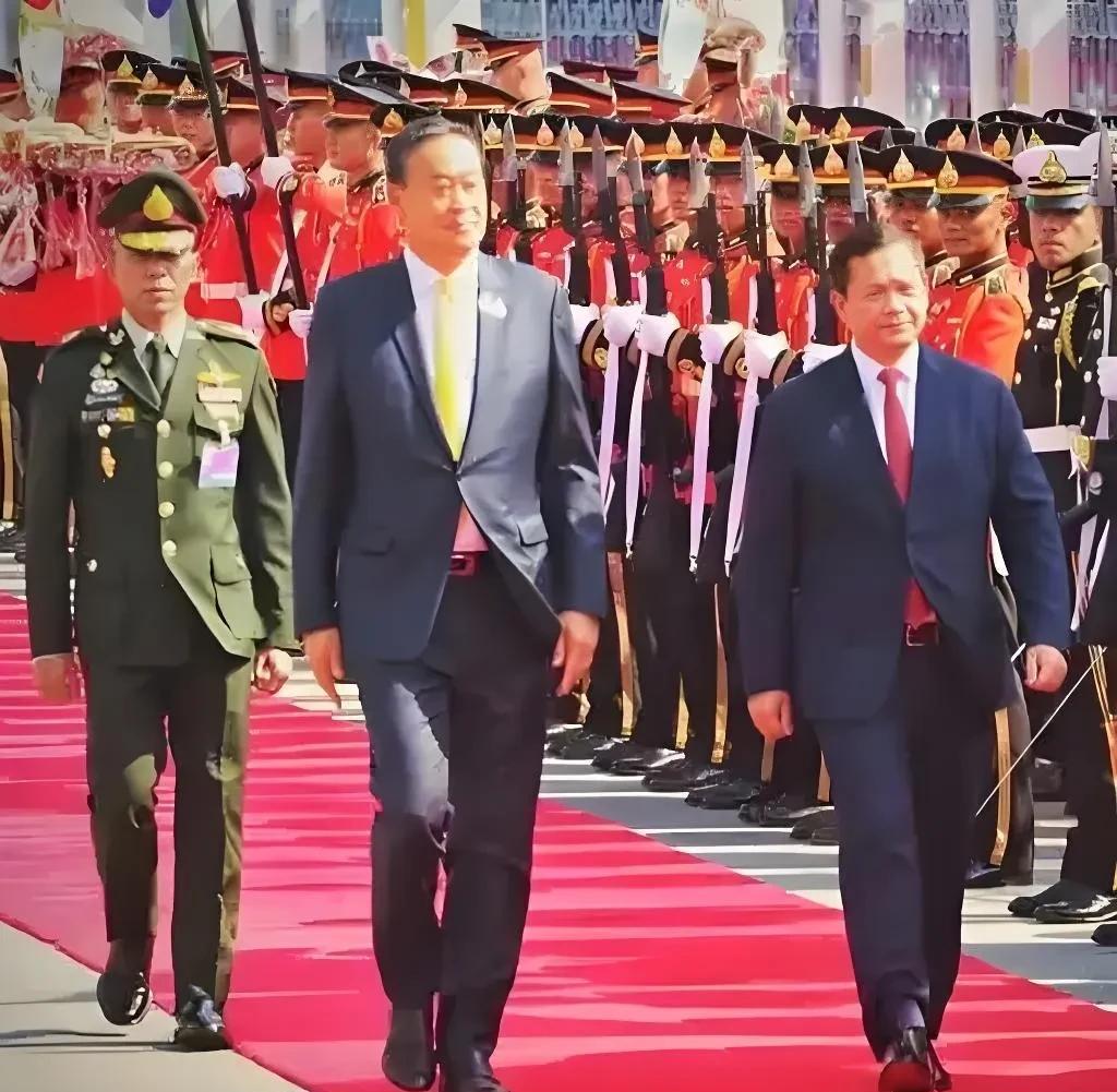 真是上阵父子兵，2025年初时任泰国总理的赛塔·他威信在曼谷接待了柬埔寨“曹丕”