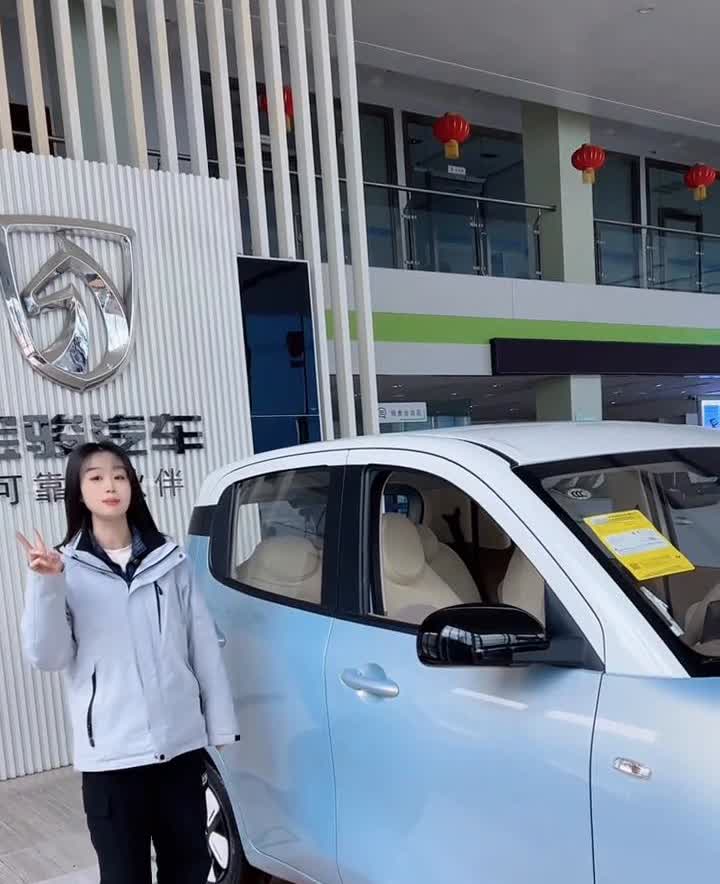 宏光miniev四门版不贴完不到3万元。
补贴完只要2万多的五菱宏光mini4