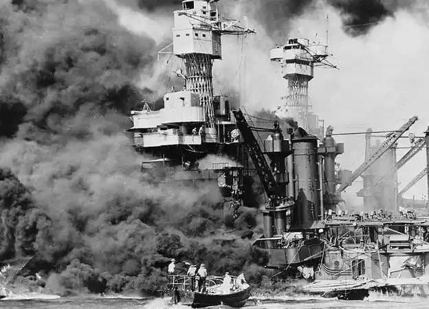 1941年12月7日清晨，日本海军的航空母舰舰载机和微型潜艇对美国夏威夷珍珠港海