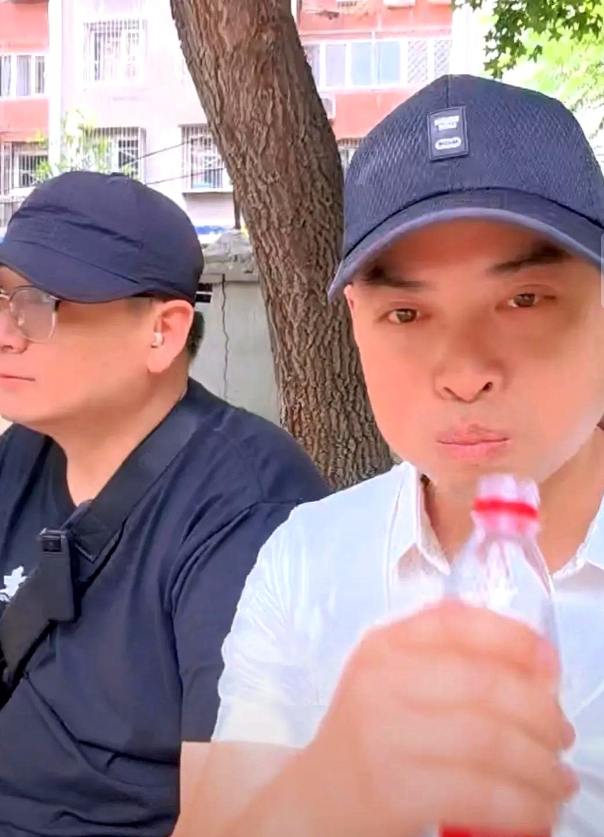 今天姚家男儿与云昊大宝一起直播！

因为昨天有人说，兄弟俩没有出现，

今天小哥