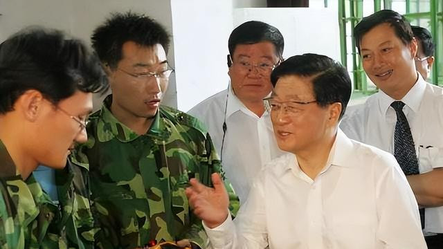 他曾主政上海，69岁去世后被葬入八宝山公墓，后来为何又被迁出？
