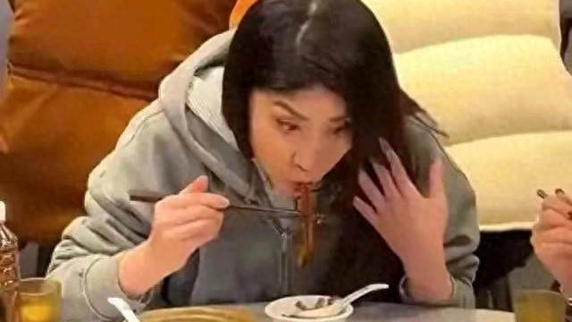 52 岁陈慧琳广州排档行，真性情圈粉无数