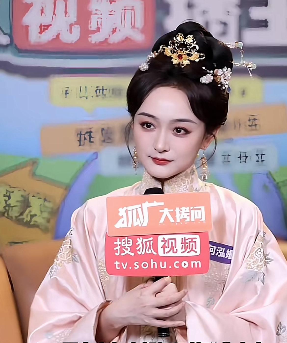 记者问何泓姗：“大家每次都打趣说你出来演戏，是不是鲁班又缺皮肤了。你要不要在此回