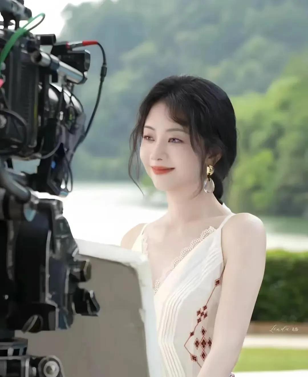 太好看了！真的一眼就喜欢上了！
谭松韵演的肖瑶、方婉之、许兰香、沈嘉兰这些角色，