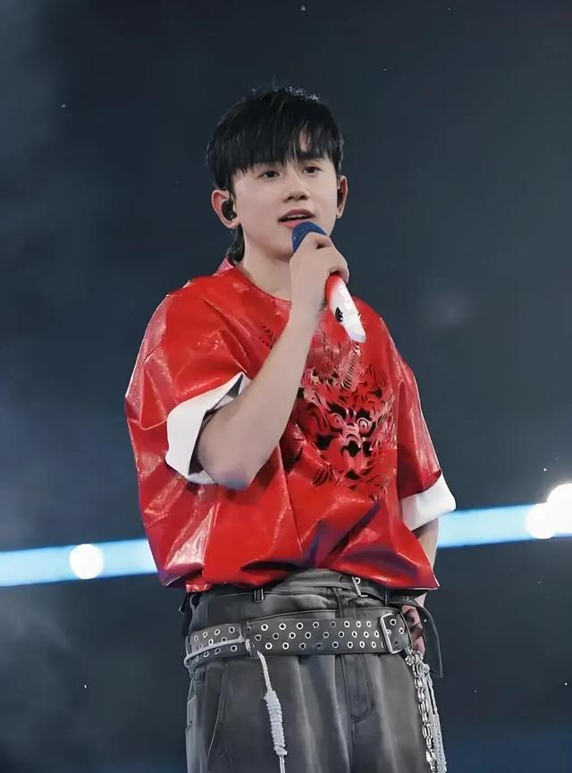 张杰拒绝上《歌手》的理由也太野了！
演唱会直接怼脸开大：“我就是live！” 别