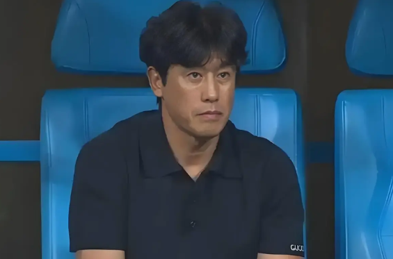 亚洲男人的确比欧美男人更抗老，你看看成都蓉城的主教练徐正源，和上海申花的主教练斯