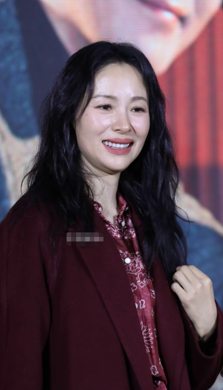 江一燕的嘴唇怎么回事啊？
看起来那么奇怪