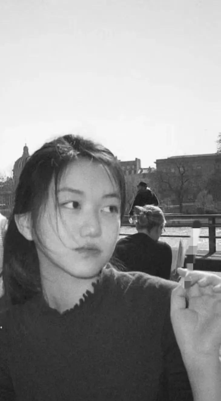 李嫣吸烟已经不是什么秘密了，早在去年就要媒体报道她吸烟。
记得她小时候还劝过李亚