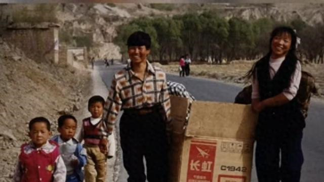 84年我醉酒闹事被女警带走，机缘巧合，一年后我娶了她双胞胎妹妹