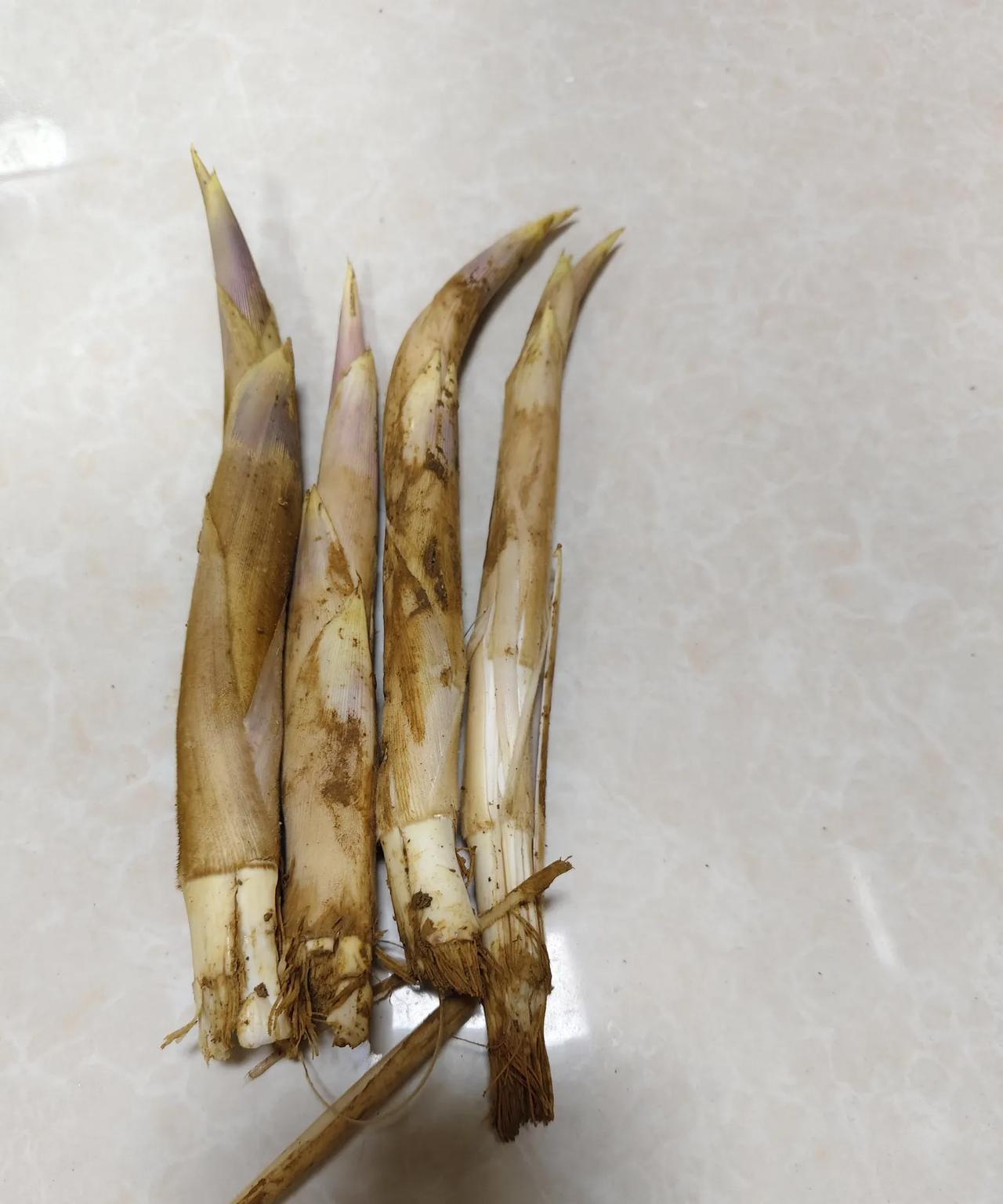 这叫鞭笋，以前只有浙江这边才吃这个，现在有好多上海富人跑过来买这个的，煮汤非常鲜