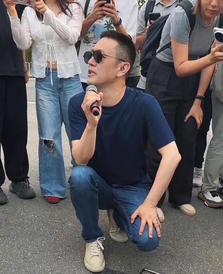李斌讲解原理，算不算泄密？
一会要在这装上刀片，好像是我们发明的一个东西，自研