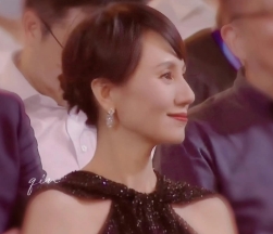  袁泉：优雅自信，演技派女神

袁泉，娱乐圈中我最爱的女星之一。她或许不是最美的