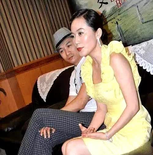 2021年，金星问俞飞鸿：“你都50岁了，为什么还没有结婚？”俞飞鸿笑道：“我也