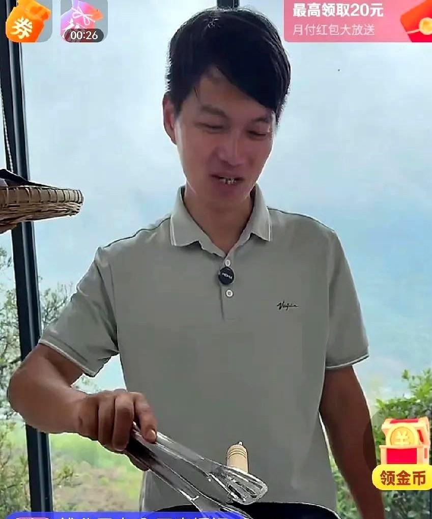 没想到老李和拉乌婆婆这场闹剧，最终的受益者竟然是小曾哥！！！
昨天老李在拉乌婆婆