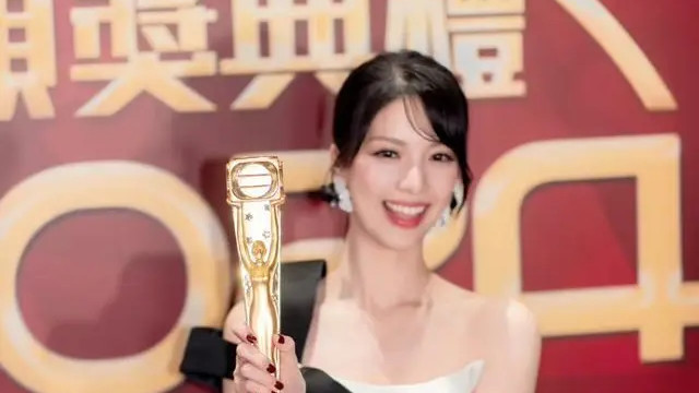 突然宣布喜讯！TVB力捧小花晒大露背美照，参加婚前派对太亮眼