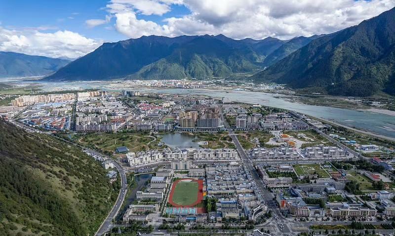 西藏林芝市，市区常住人口约9万。
足浴都干到底薪15000了，还不懂吗，包发展的