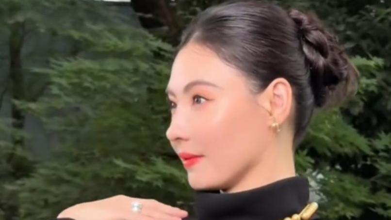 张柏芝上海出席活动，45岁再现神颜，幼态脸在此刻具象化了