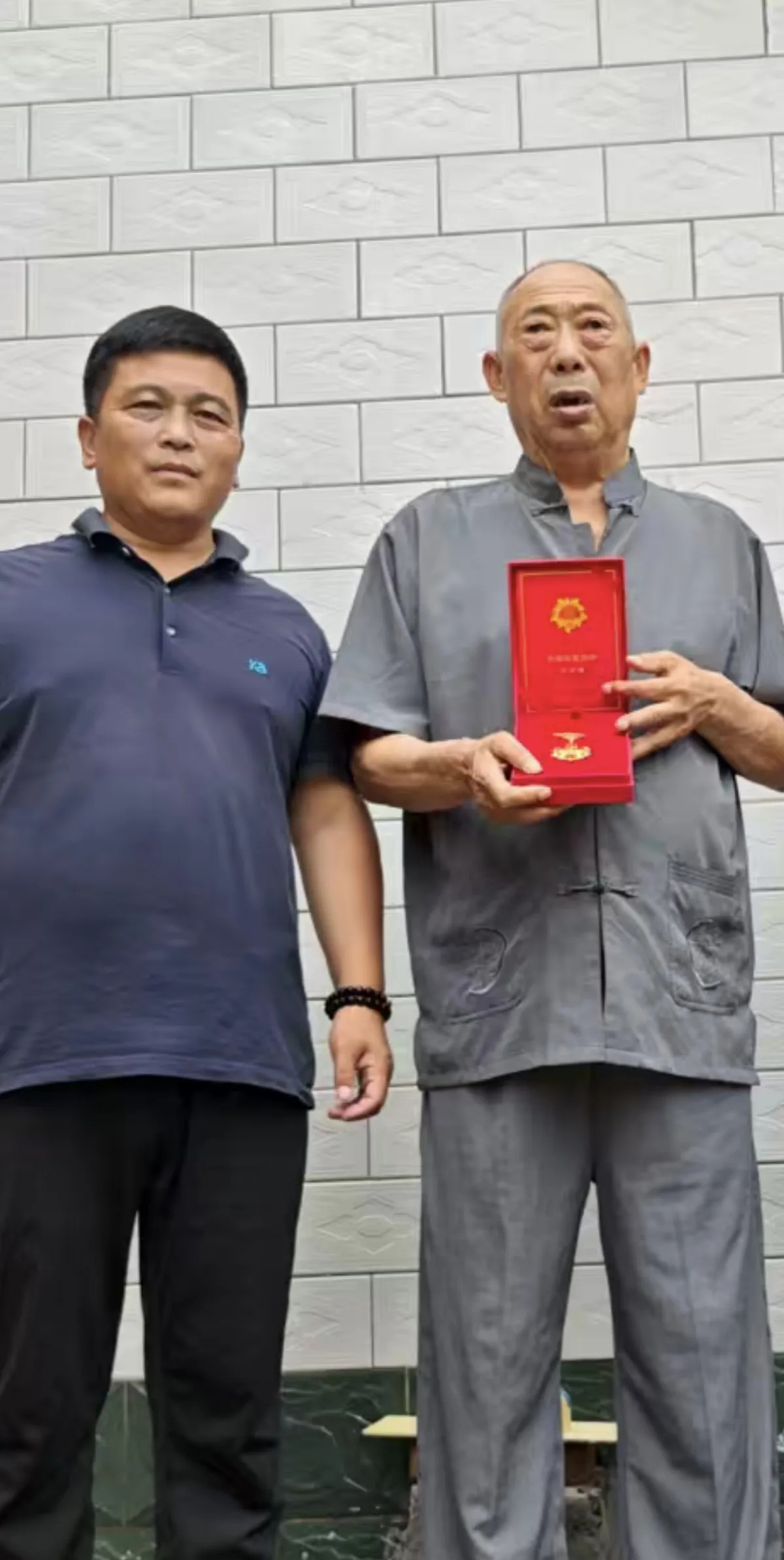 今天我们村在村支部书记的主持下为有50年党龄的退伍军人颁发了光荣在党50年的纪念