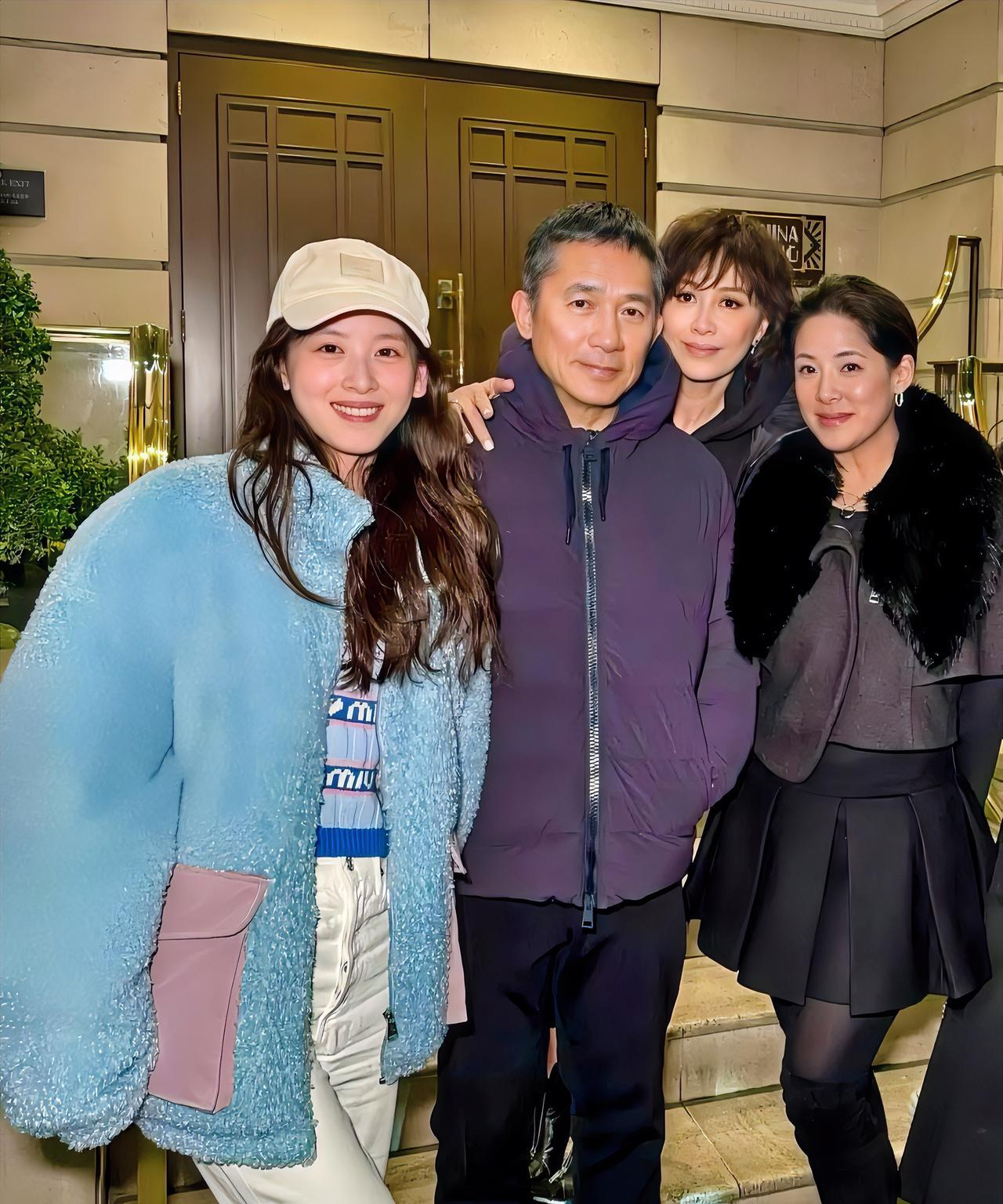 章泽天有一个很牛的社交圈，她也是一个聪慧的女人。！！！
才32岁的章泽天，现在的