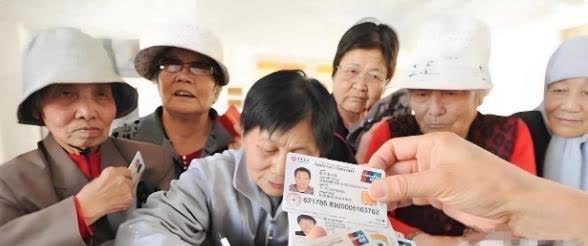 刚看到个事儿！国家出台了新的农民养老保险政策，从4月1号开始，农民可以一次性补交