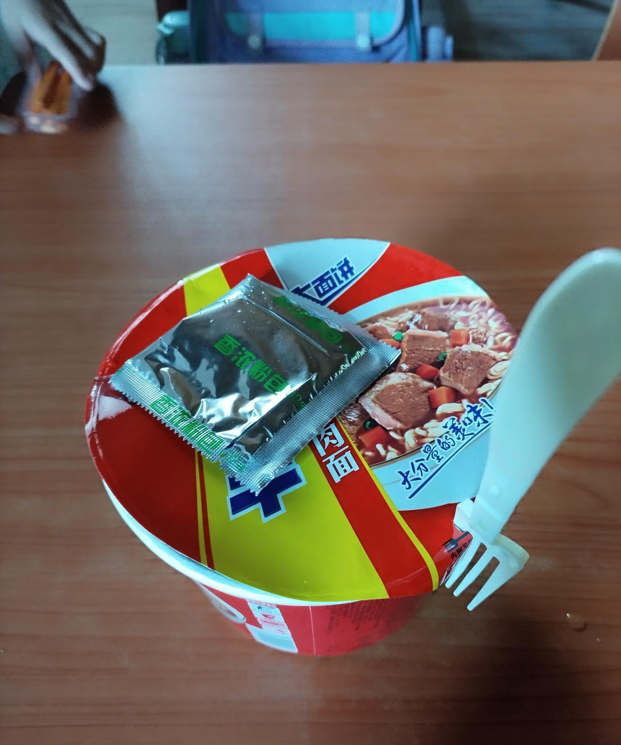 开始去图书馆看书的时候，食堂还是可以买饭的，前不久，食堂挂出牌子，不对外供食了，
