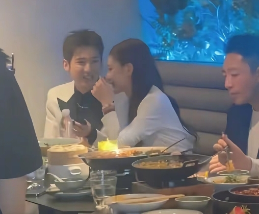 马筱梅真的社交能力特别强，饭桌上基本都是她在和朋友们进行沟通，而汪小菲只需要负责