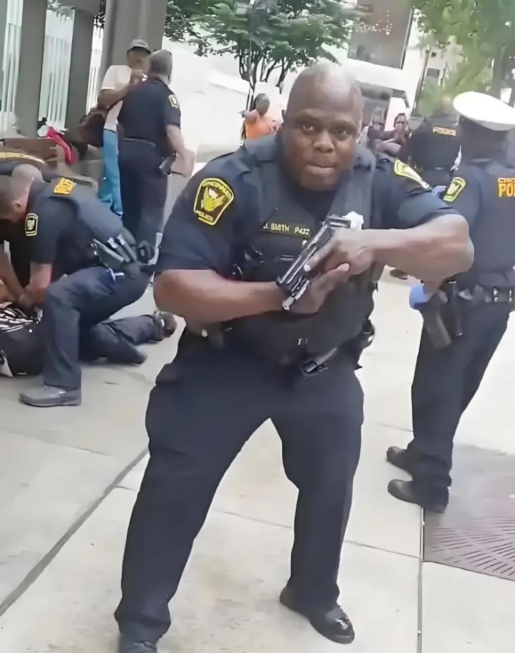 这次洛杉矶骚乱，美国警察要比平时克制多了！
画面中这几个警察，不管男女都是“打不
